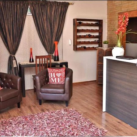 7A Jameson Guesthouse Kimberley Bagian luar foto